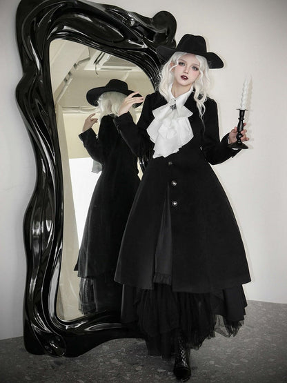 黒のカーブしたコウモリの羽根の形の襟のゴシックロリータコート