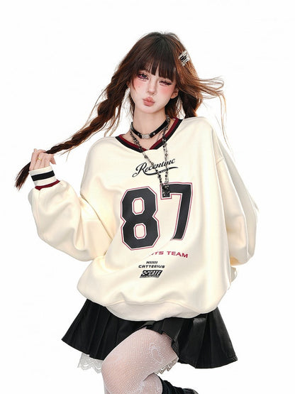 Aprikosen-/Marineblaues, lockeres Sweatshirt mit V-Ausschnitt und Zahlendruck in Bittersüß