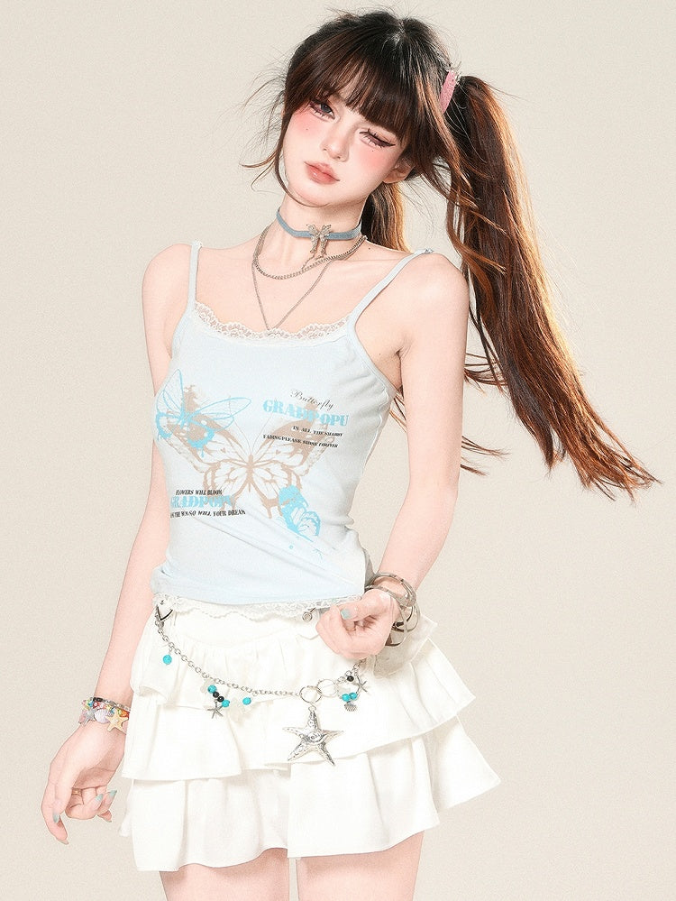 Glamorous – Camisole-Top mit Schmetterlings-Spitzenbesatz und Buchstaben-Print in Blau