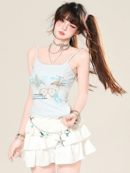 Glamorous – Camisole-Top mit Schmetterlings-Spitzenbesatz und Buchstaben-Print in Blau