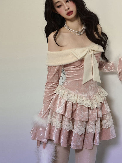 Rosafarbenes, schulterfreies Samtkleid mit Schleifendetails, gestuftem Rüschenrock