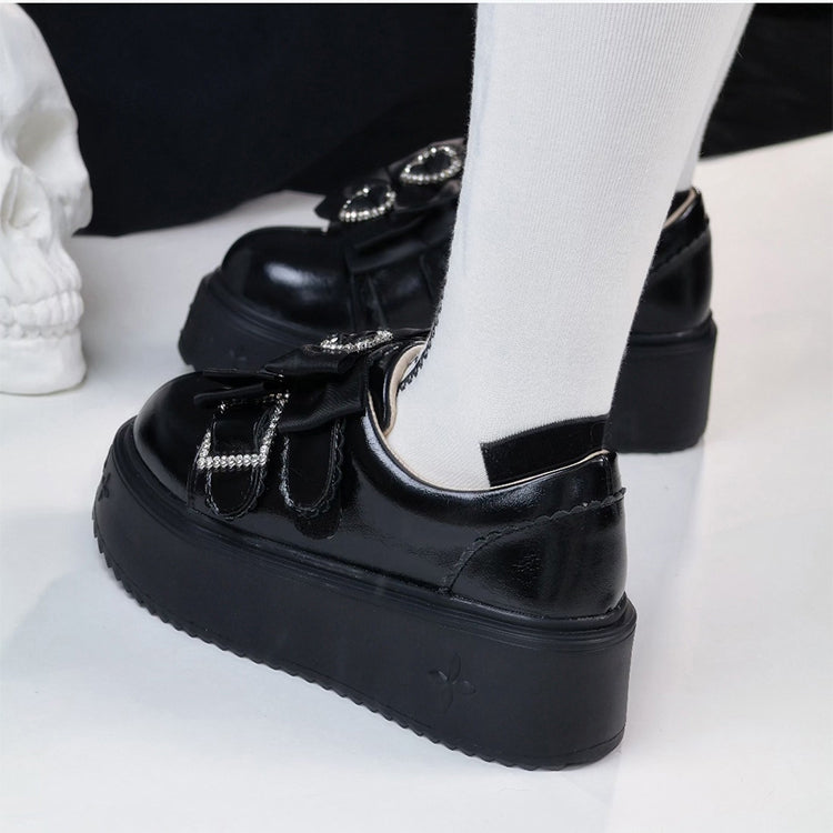 Dicke/normale Strass-Akzente, Kei-Dekor-Version mit Herz-Jirai-Schleifen-Plateaus in Slip-on-Schwarz