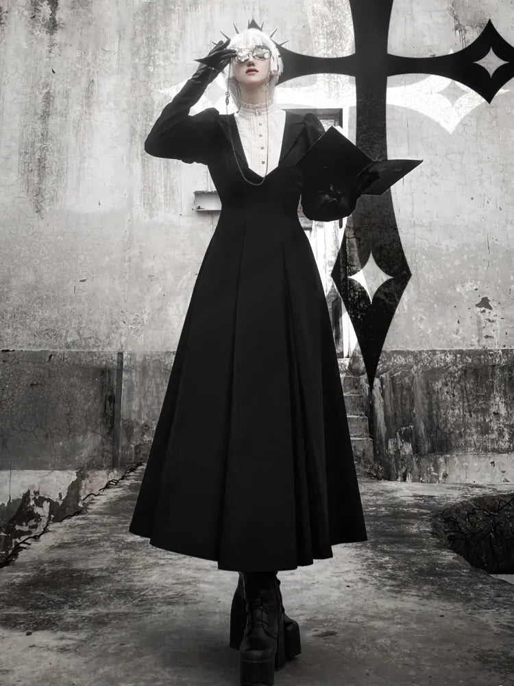 Schwarzes Juliette-Ärmelkleid mit schmaler Taille und beigem Rüschenausschnitt