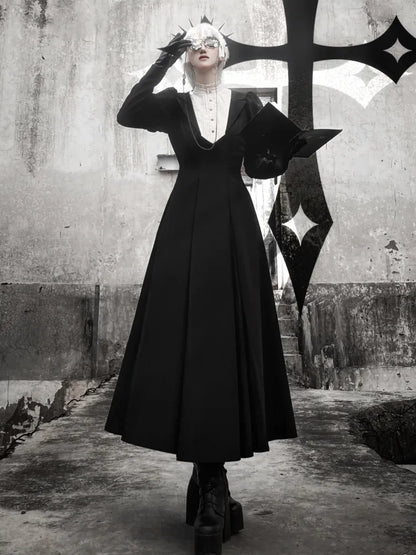 Schwarzes Juliette-Ärmelkleid mit schmaler Taille und beigem Rüschenausschnitt