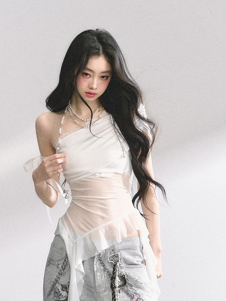 ブルー/ブラックのカスケーディングフリルアクセントメッシュトップ、ホワイトのアシンメトリーネックライン