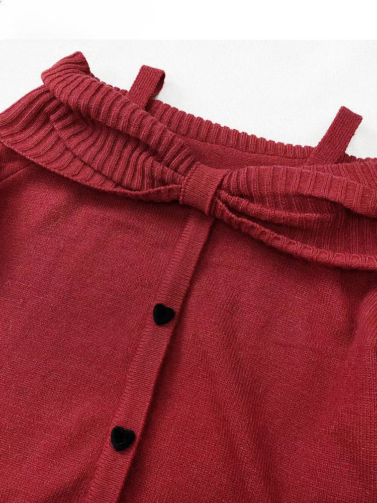 ワインレッドのオフショルダーネックラインニットセーター