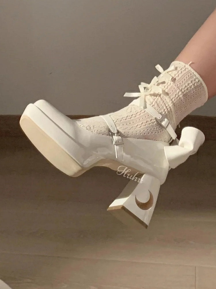 mit Astral-Plateaus, Schleifenausschnitten auf der Rückseite, Y2K-Block- und Celestial-Heels in Weiß