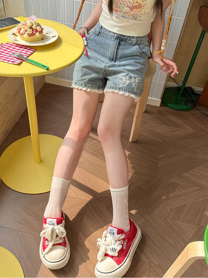 Blaue Jeansshorts mit Schleifenstickerei an den Bündchen und Spitzenbesatz