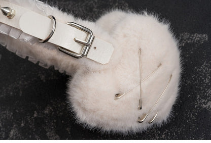 ホワイトのハンドメイドスタッドとピン、フリルヘムのハート型プラッシュイヤーマフ