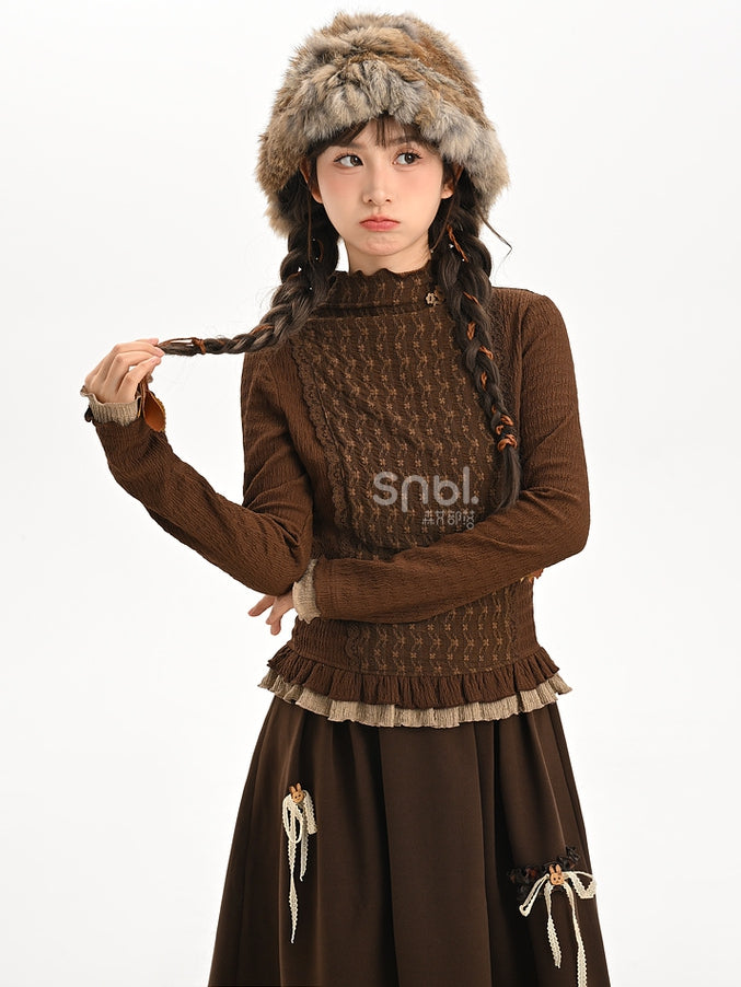 Braunes Oberteil mit Rüschenausschnitt und langen Ärmeln und Rüschensaum