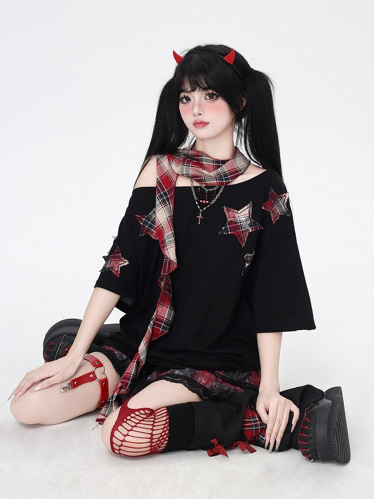 Glamouröser Schal-Ausschnitt mit T-Shirt, rot kariert, Stern-Applikationen, schwarz, asymmetrisch
