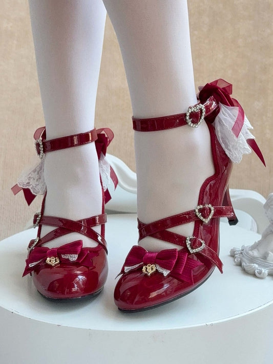 Lolita-Leder in opulentem weinrotem PU mit Absätzen und Schleifendetails