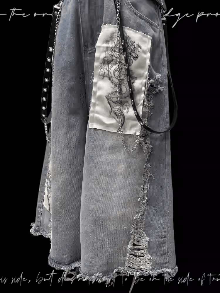 ブルーのワイドレッグジーンズ、ドラゴンのアップリケ、切りっぱなしの裾、ダメージ加工の穴、ライト