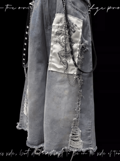 ブルーのワイドレッグジーンズ、ドラゴンのアップリケ、切りっぱなしの裾、ダメージ加工の穴、ライト