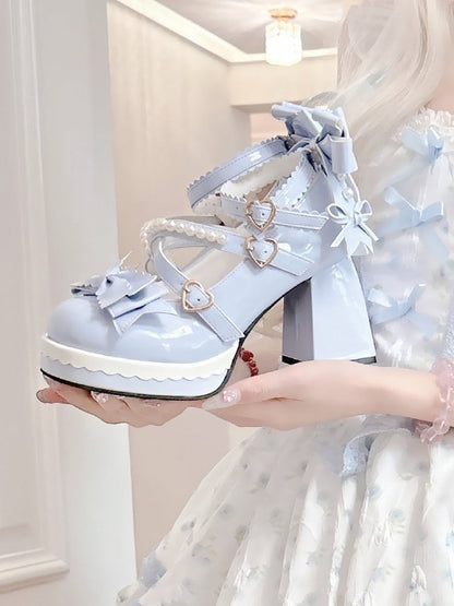 Hochmodische Lolita-Details mit süßem, blauem Plateau-Absatz-Design, Blockschleife und Kreuzmuster