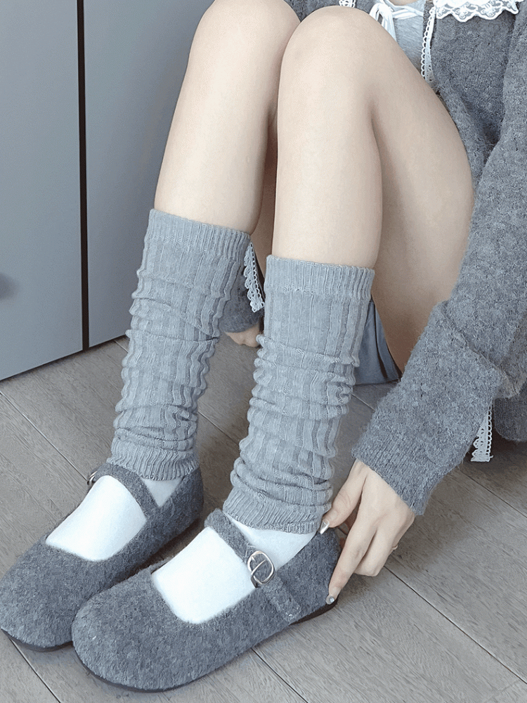 ホワイト/レッド/ライトグレー/ダークグレー/ブラックのニットレッグウォーマー