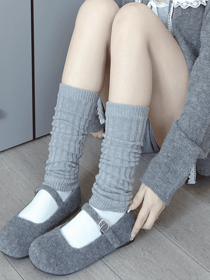 ホワイト/レッド/ライトグレー/ダークグレー/ブラックのニットレッグウォーマー