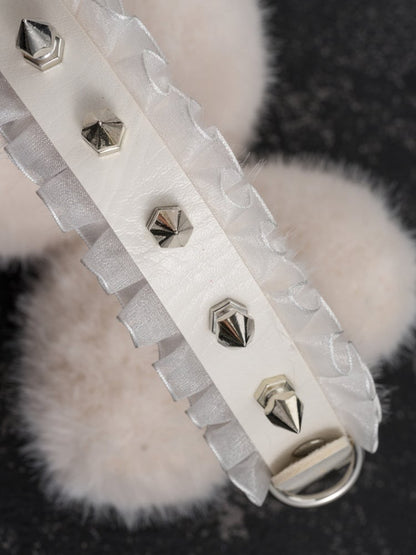 ホワイトのハンドメイドスタッドとピン、フリルヘムのハート型プラッシュイヤーマフ