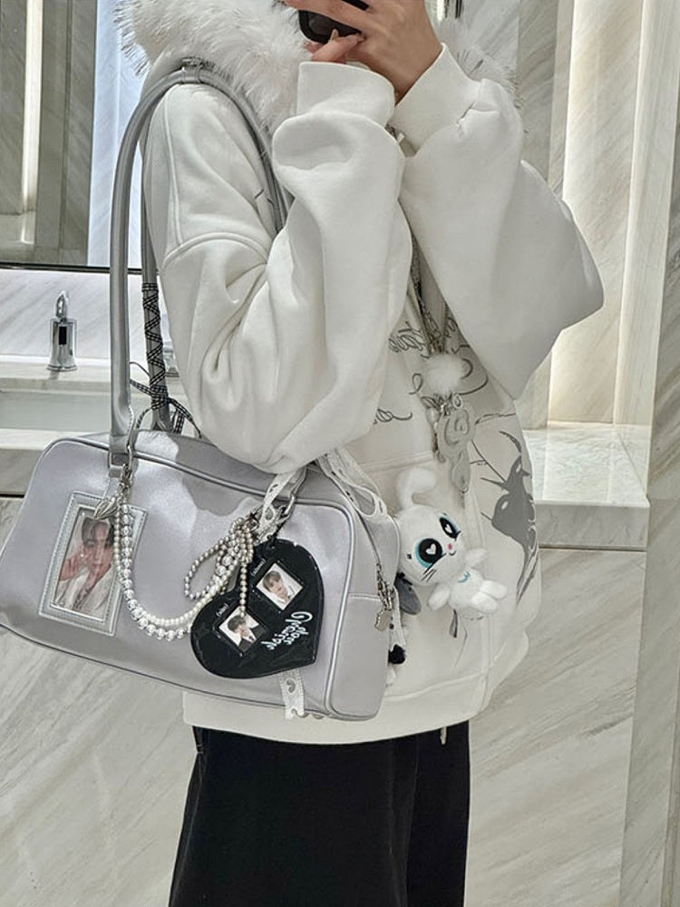 Hand mit abnehmbarer Ita-Haltertasche Silberkarte