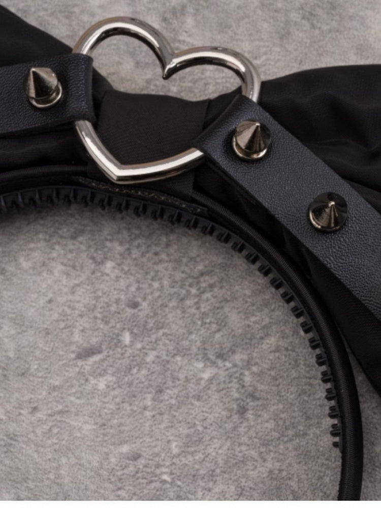 Design Studs With Buckle Heart Black KC