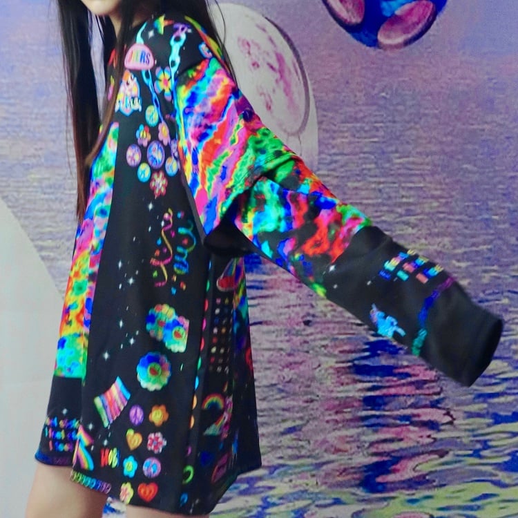 カラフルなスウェットシャツとプリント文字のレインボーハート Y2K