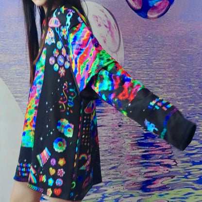 カラフルなスウェットシャツとプリント文字のレインボーハート Y2K