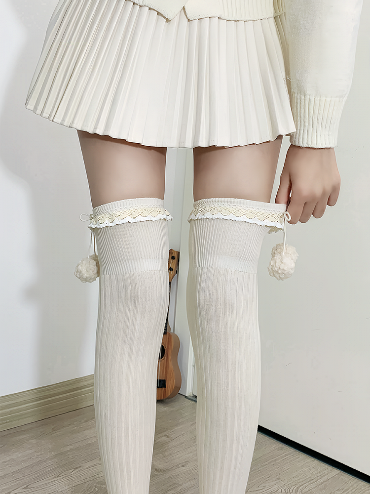 Aprikosenfarbene Overknee-Strümpfe mit Rüschenbund und Pompons