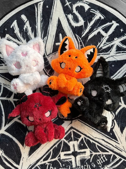 Weißes und rosa Pastell-Gothic-Plüschtier mit magischem Kätzchen