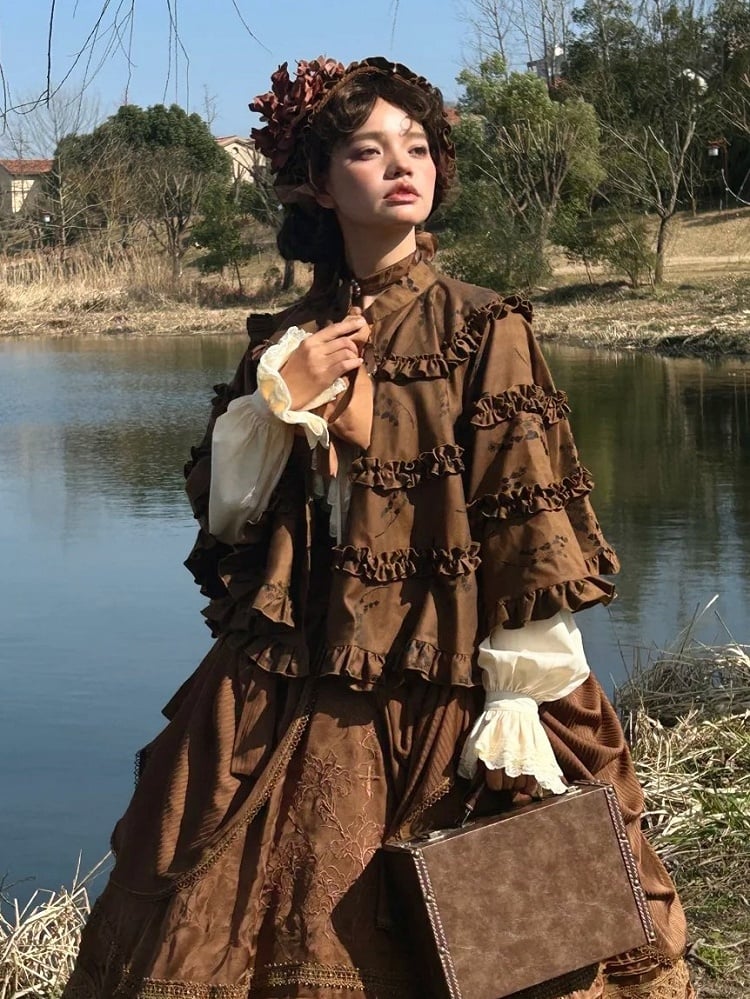 Brauner Lolita-Umhang mit gerafftem Kragen und Bändern