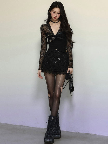 Schwarzes Stricktop mit V-Ausschnitt und Schnallenträgern und langen Ärmeln aus Spitze