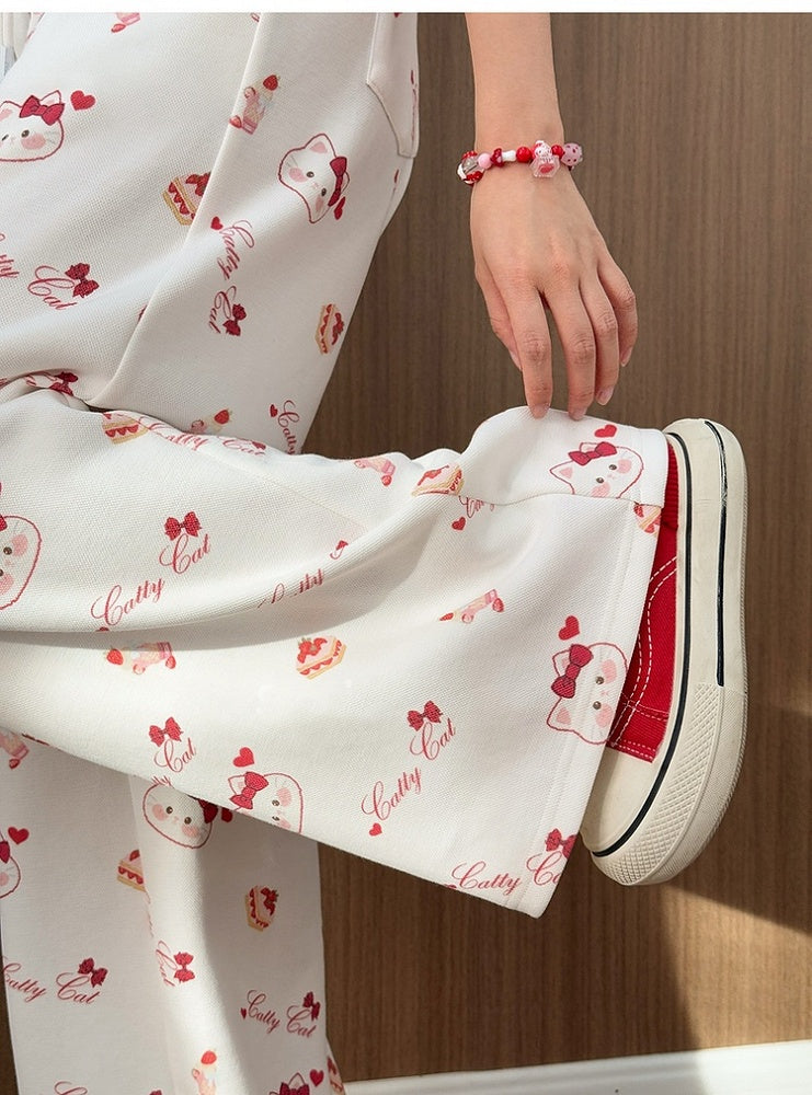 ホワイトのドローストリングウエスト、全体にキティプリントのワイドレッグカジュアルパンツ