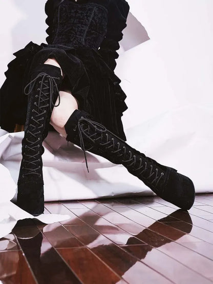 Blockhohe schwarze Samtstiefel mit Schnürung und Gothic-Absatz vorne, kniehohe Schnürsenkel