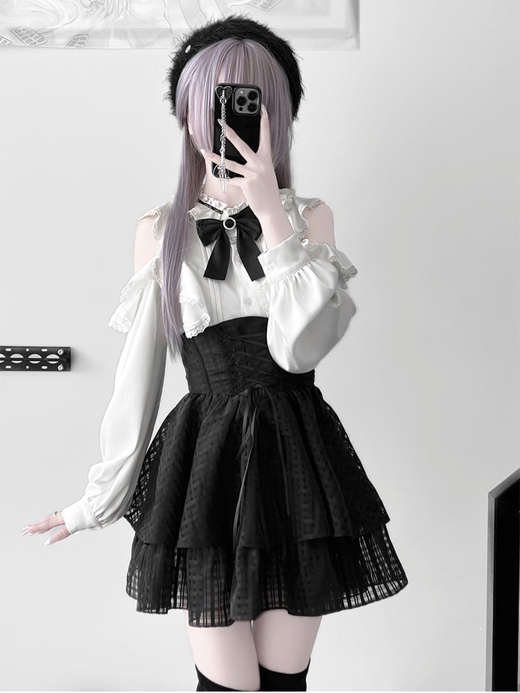 Jirai Kei-Set – Weiße Bluse mit Rüschenausschnitt und ausgeschnittenen Schultern + schwarzer Stufenrock mit Schnürung + große Schleife