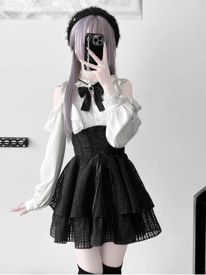 Jirai Kei-Set – Weiße Bluse mit Rüschenausschnitt und ausgeschnittenen Schultern + schwarzer Stufenrock mit Schnürung + große Schleife