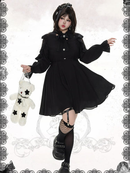 Kurzes Kleid in Übergröße mit Herzknöpfen und schwarzer Spitze