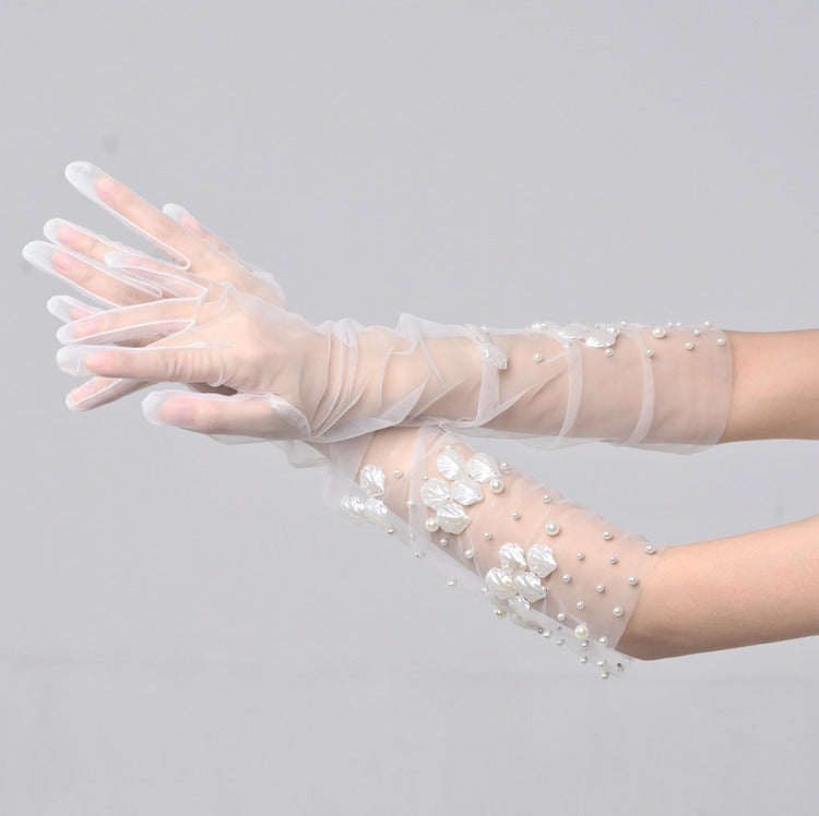 Weiße Handschuhe aus künstlichen und verzierten Perlen, Tüll, Muscheln, Meer