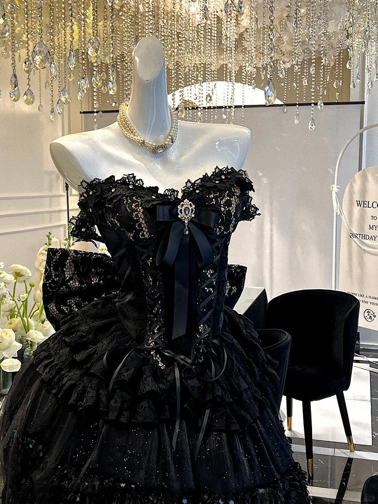 Schwarzes und goldenes trägerloses Korsett-Oberteil mit herzförmigem Ausschnitt + schimmernder schwarzer Paillettenrock