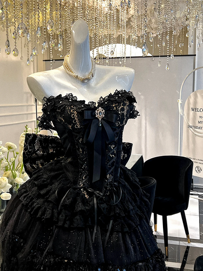 Schwarzes und goldenes trägerloses Korsett-Oberteil mit herzförmigem Ausschnitt + schimmernder schwarzer Paillettenrock