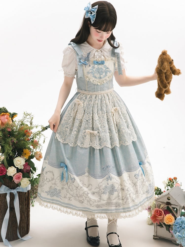 Lolita-Rock und blau bedruckter Pullover mit Blumenmeise