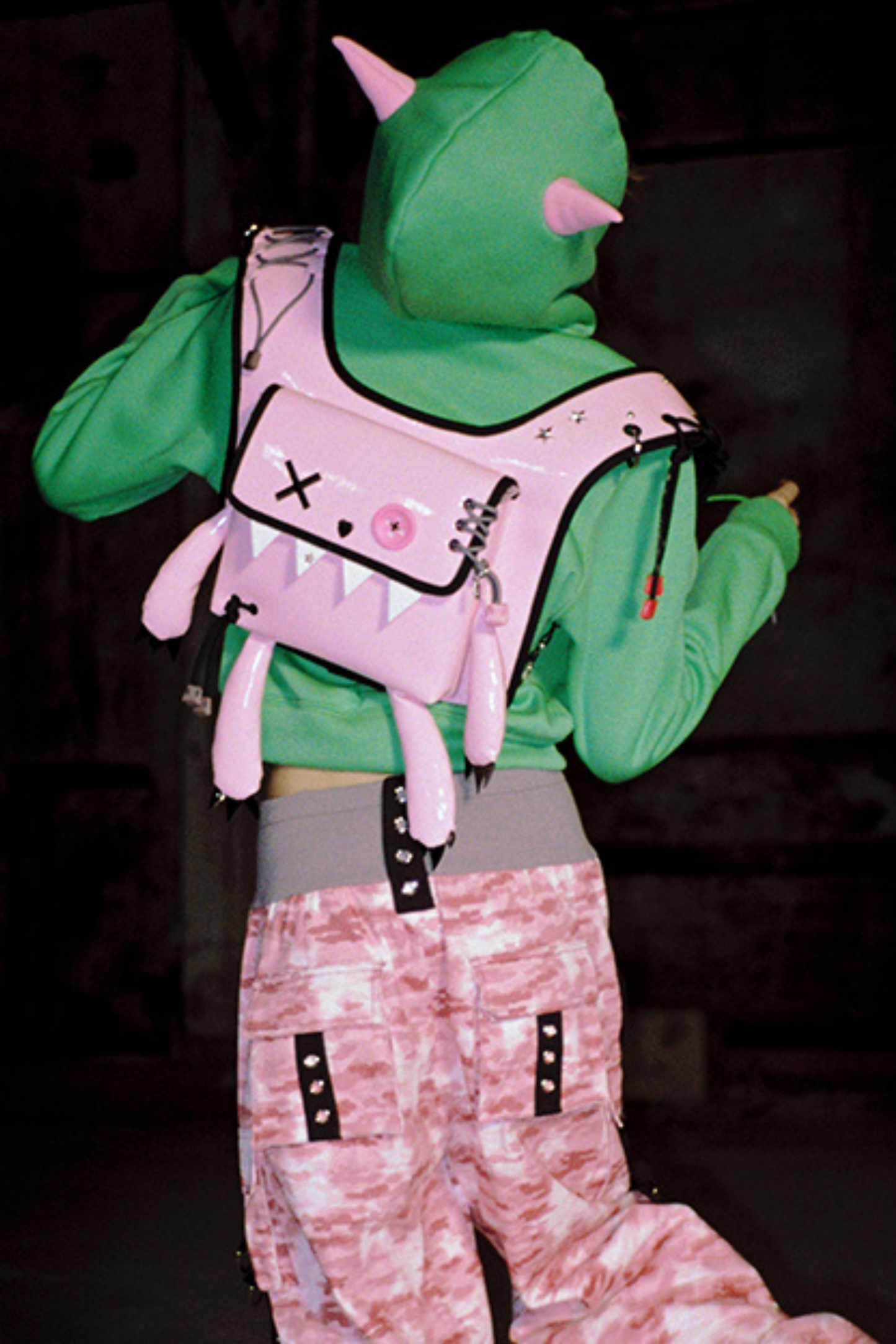 デビルポイントクラックルフード付きショートスウェットシャツ