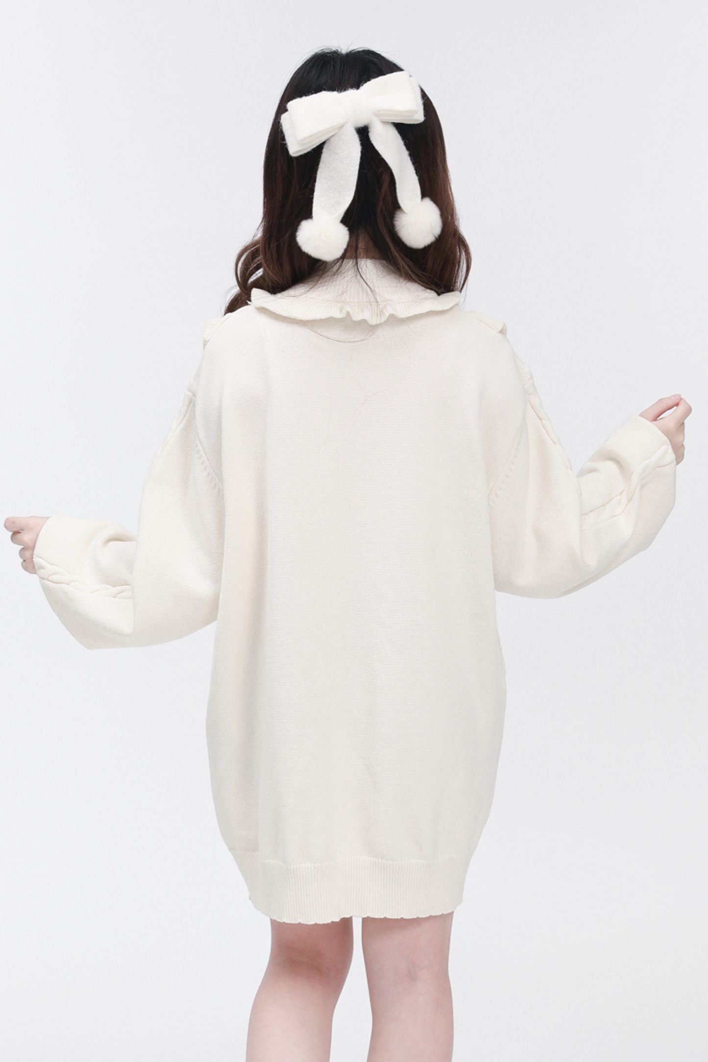 Pulloverkleid mit fliegendem Hals und hohen Ärmeln