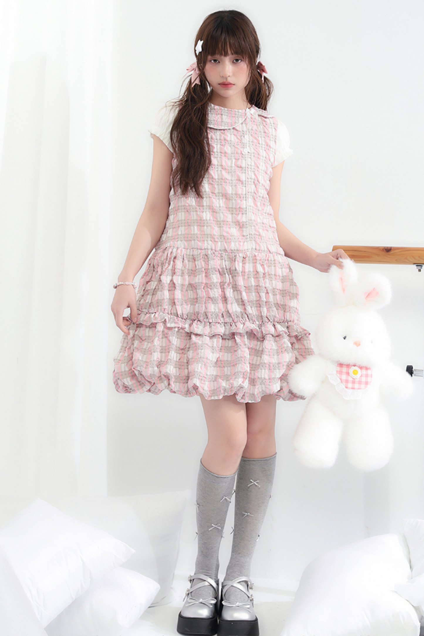 Süßes Kleid mit Rüschen und farbigen Ärmeln