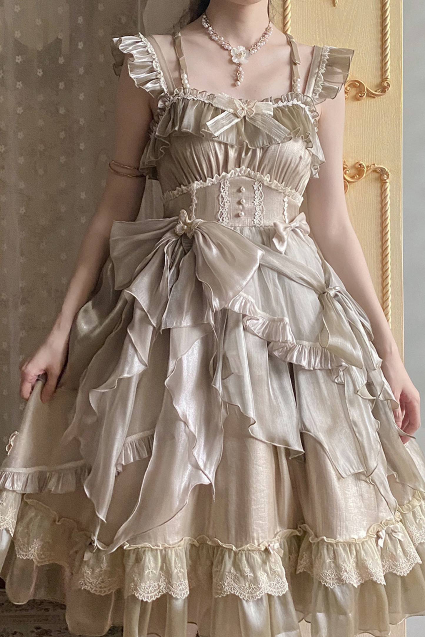 Kleid mit fliegenden großen Lolita-Ärmeln