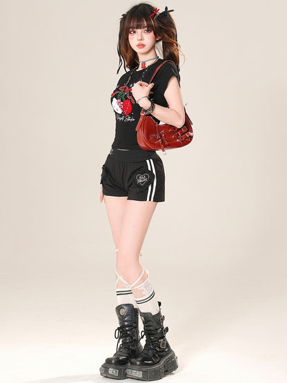 Glamorous Shorts mit Herz-Applikation in Rot/Schwarz