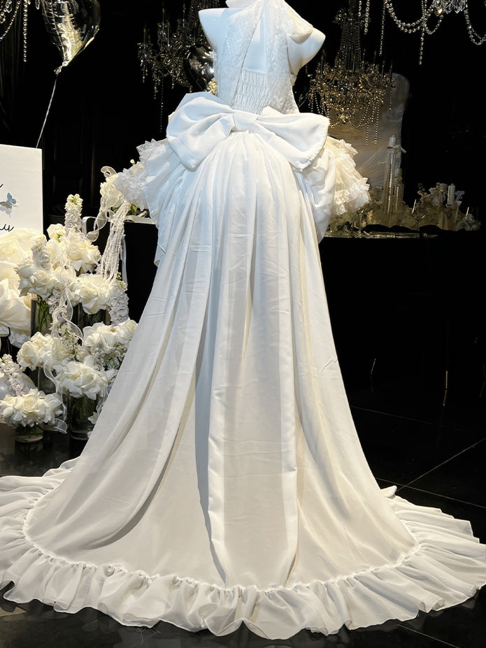 Weiße bodenlange Schleppe mit großer Schleife