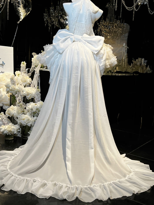 Weiße bodenlange Schleppe mit großer Schleife