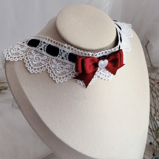 Weiß-rotes Choker-Halsband „Snow White Vibes“ mit Perlenverzierung und Schleife und Spitzenbesatz