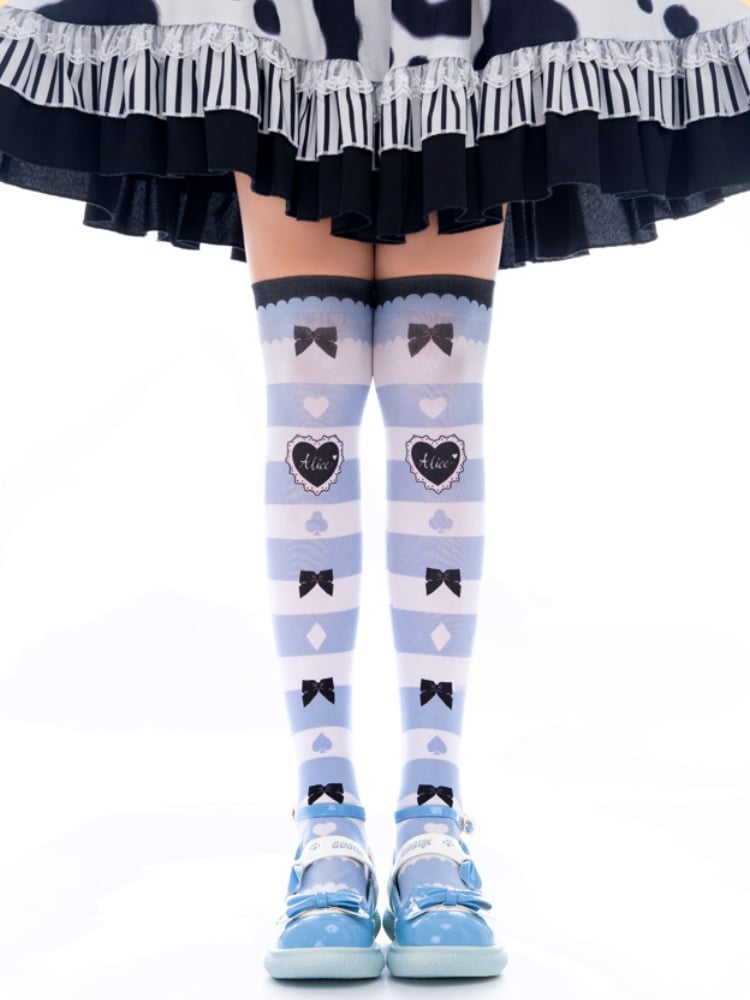 Overknee-Strümpfe mit blauen und weißen Streifen, Schleife und Herzmuster