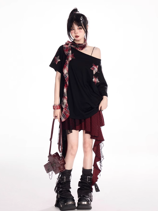 レッドチェック柄スターアップリケ付きブラックアシンメトリーネックラインTシャツ