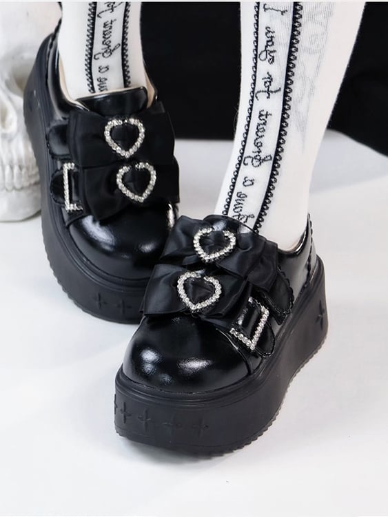 Dicke/normale Strass-Akzente, Kei-Dekor-Version mit Herz-Jirai-Schleifen-Plateaus in Slip-on-Schwarz
